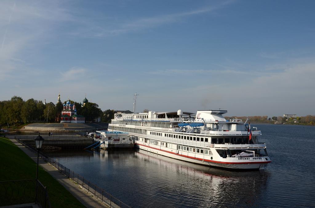 Azimut Hotel Uglich Exterior foto