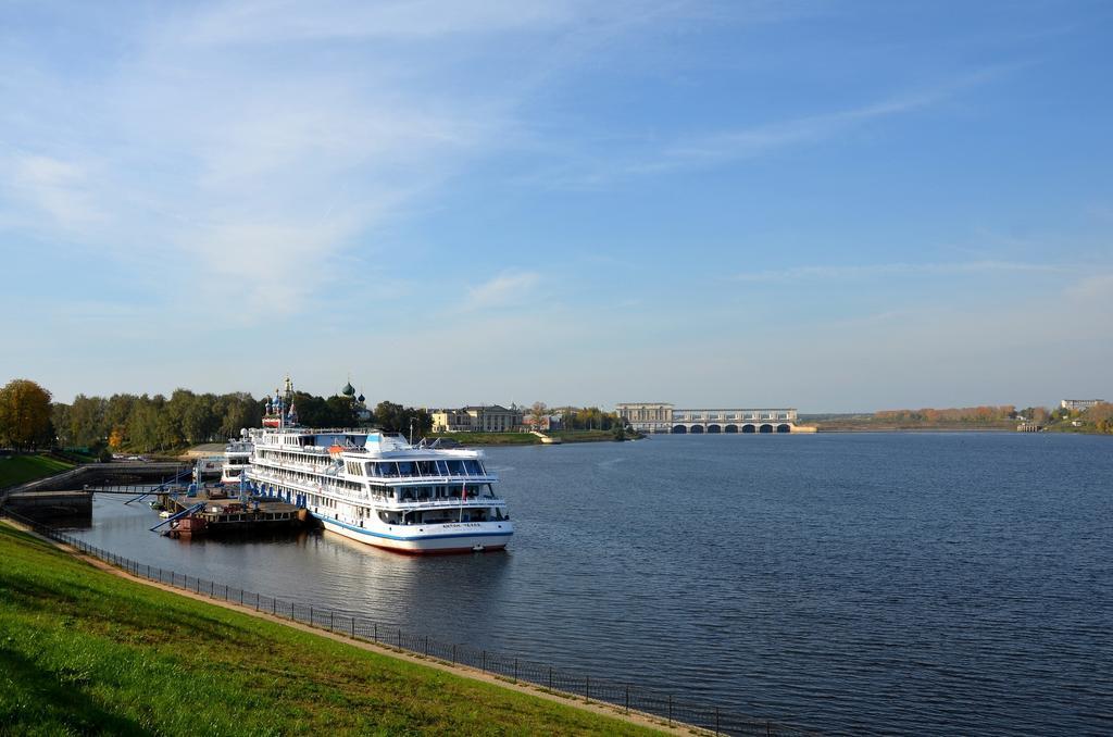 Azimut Hotel Uglich Exterior foto